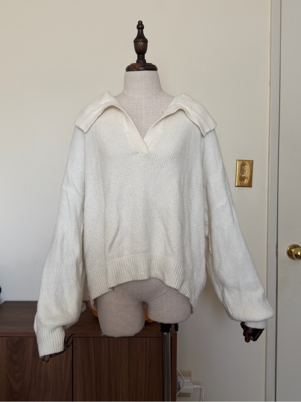 Abercrombie & Fitch Ivory V-Neck Collared Knit Sweater - Picture 2 of 7